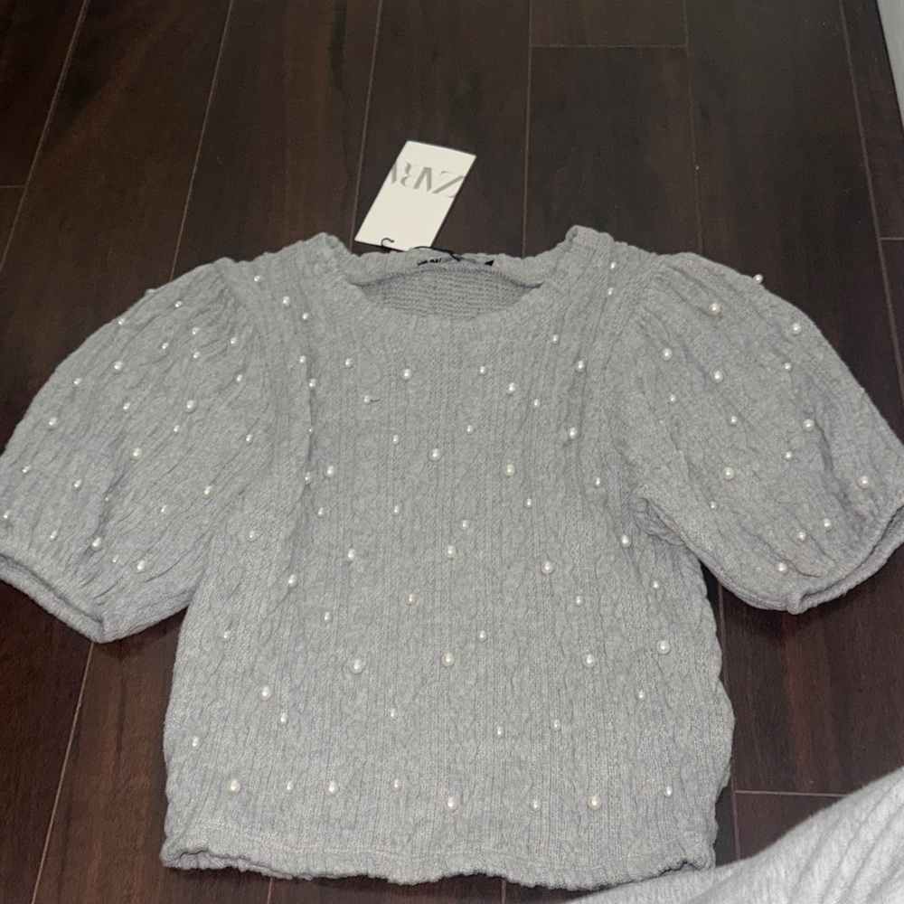 Pearl-Embellished Short Sleeve Knit Top - Light Gray
